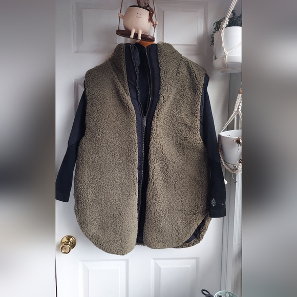 FP Movement Venture On Reversible Vest - Picture 6 of 10